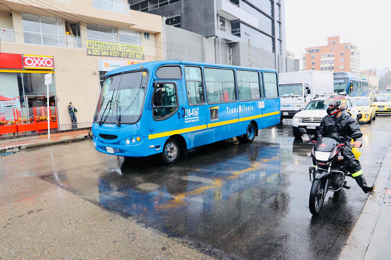 La Unidad de Mantenimiento Vial reparó los huecos que afectaban a los vehículos en la Avenida Calle 100