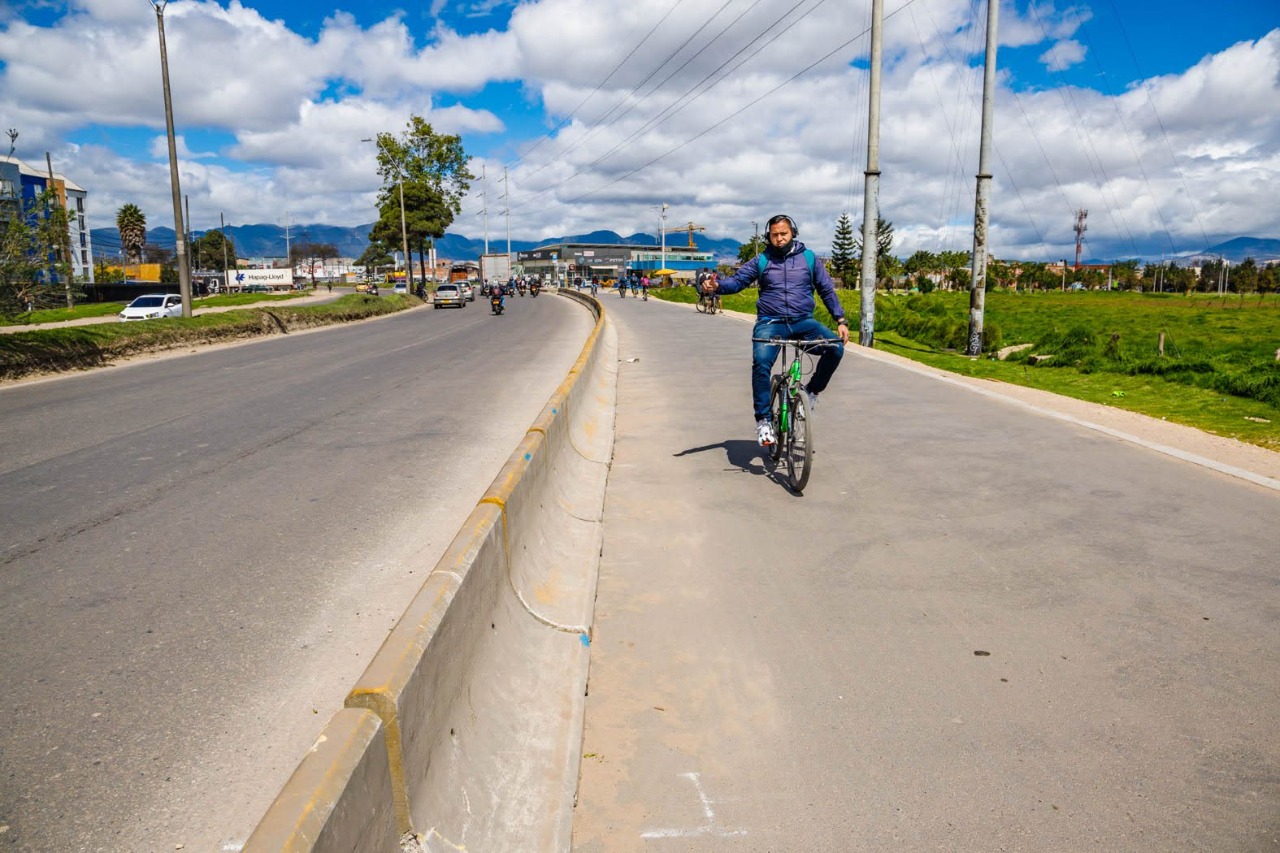 Alcaldía de Bogotá avanza con el traslado de los separadores de la ciclorruta de la Avenida Calle 13