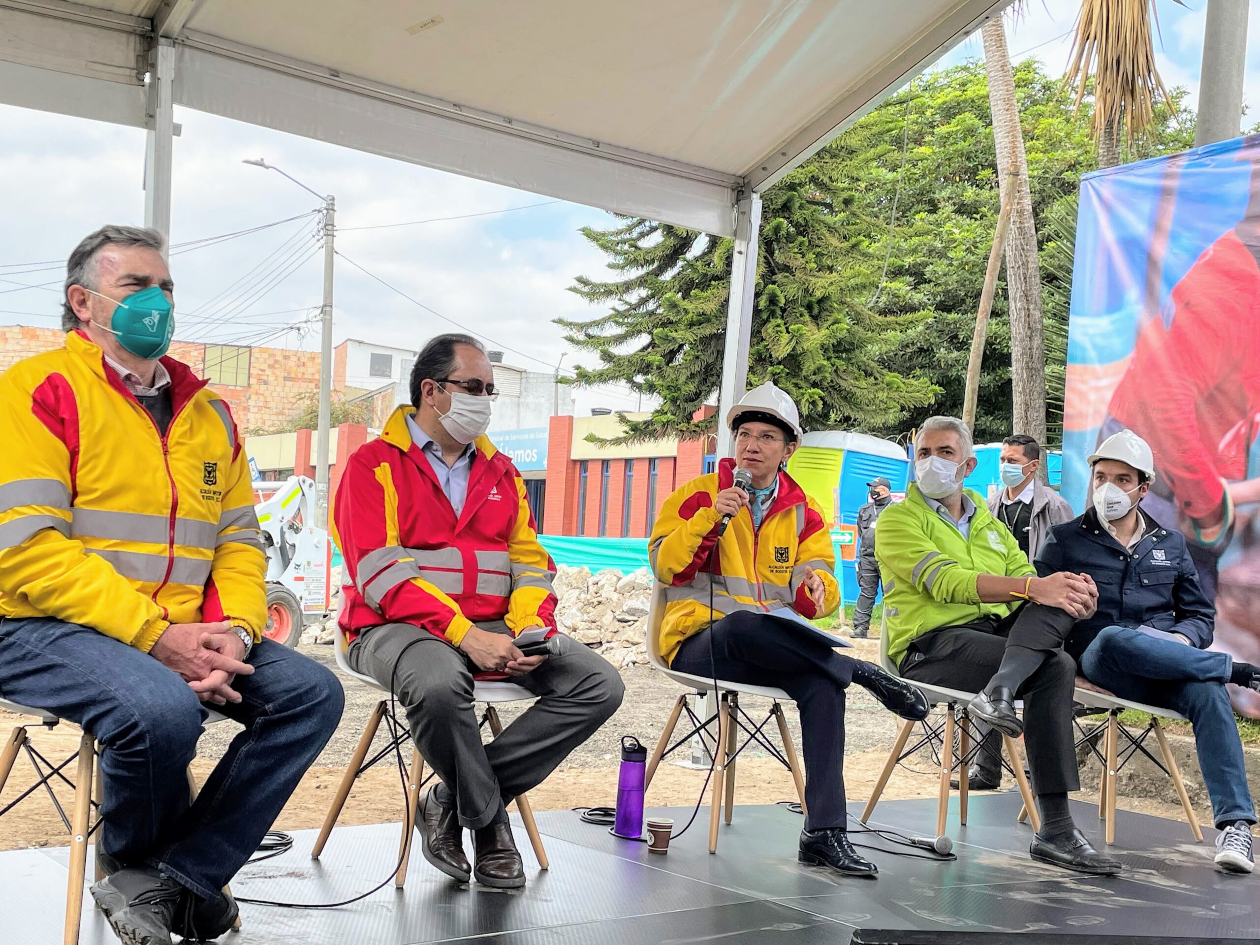 “En diciembre vamos a pavimentar 225 calles y a tapar 56.000 huecos”, anuncia la alcaldesa Claudia López