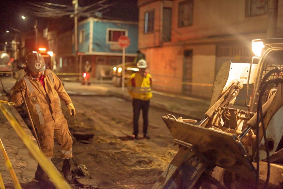 ¡Con tinto y pan! los vecinos del barrio Versalles, agradecieron la labor de los trabajadores de la Unidad de Mantenimiento Vial.