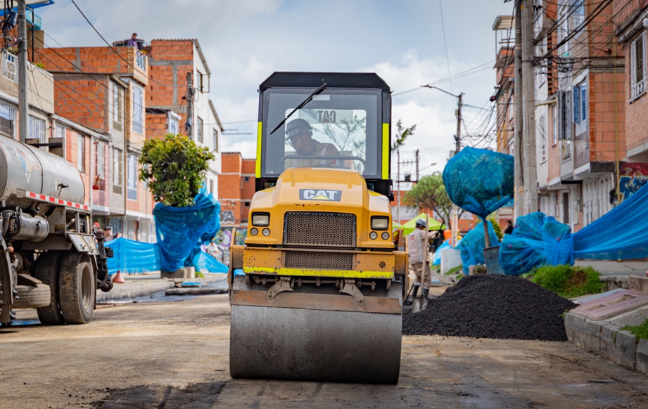 • Una cuadrilla de la UMV ha llegado a este sector para realizar un cambio de carpeta en mil 500 M2 