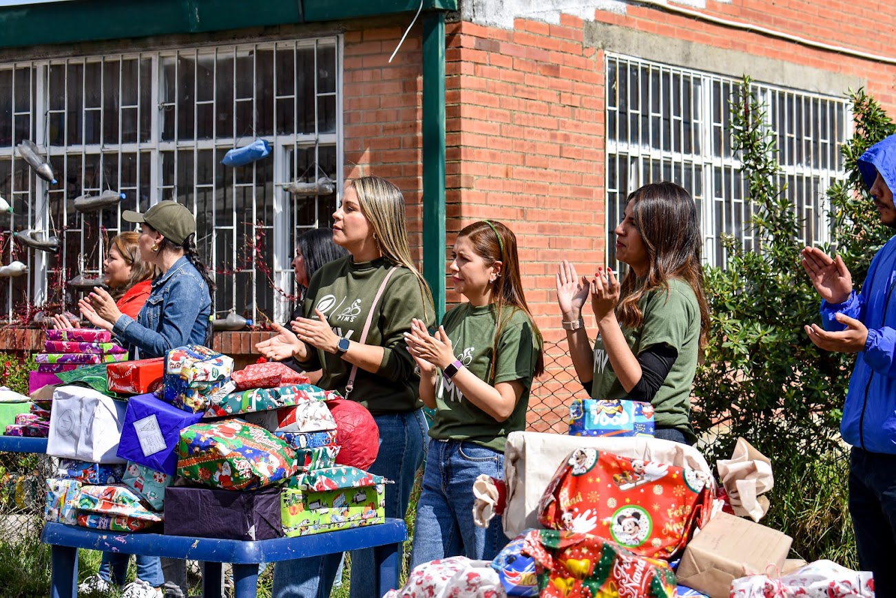 La UMV Lleva Alegría a Mochuelo en Ciudad Bolívar con la Entrega de 800 Regalos Navideños