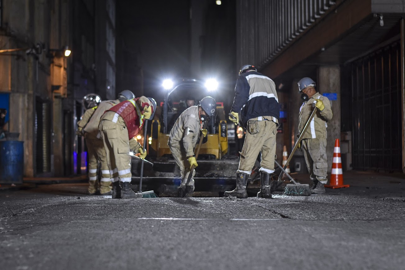 Unidad de Mantenimiento Vial interviene vías en La Candelaria con motivo del cumpleaños de Bogotá