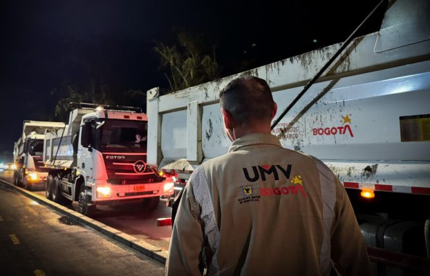 La Unidad de Mantenimiento Vial realiza trabajos en la Autopista Norte durante emergencia ante lluvias en Bogotá
