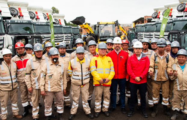 Distrito hace entrega de nueva maquinaria amarilla y volquetas para el mejoramiento de la malla vial de Bogotá