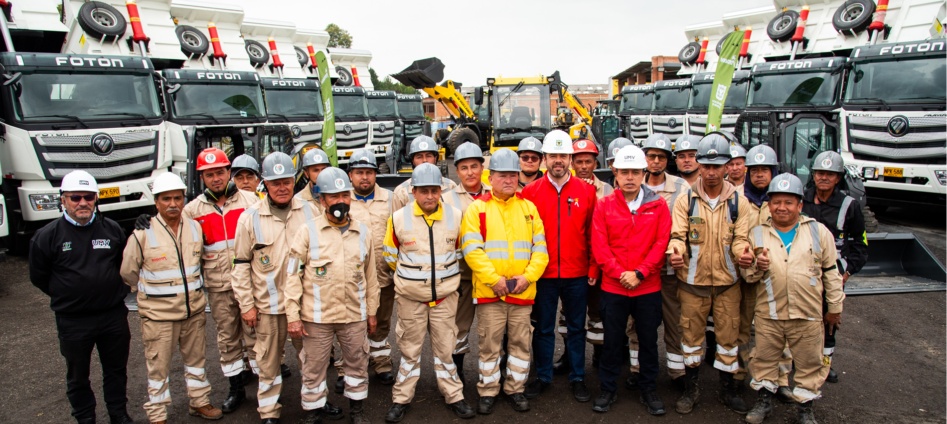 Distrito hace entrega de nueva maquinaria amarilla y volquetas para el mejoramiento de la malla vial de Bogotá