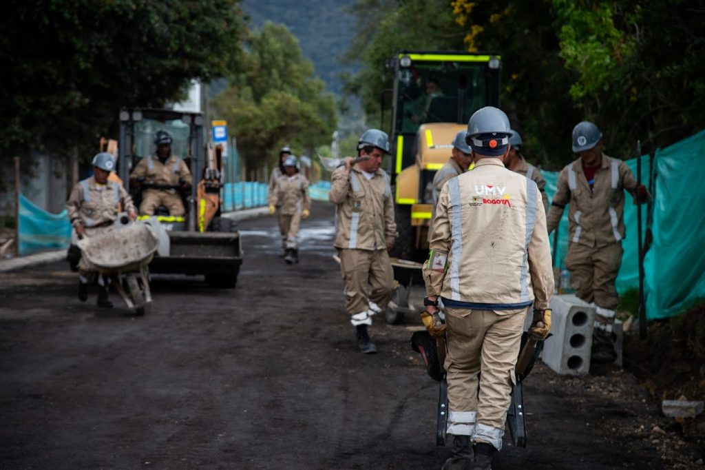 06.RecorridoCalle222_DirectoraMonicaRueda_AlcaldeCarlosFernandoGalan_20251010_MJG