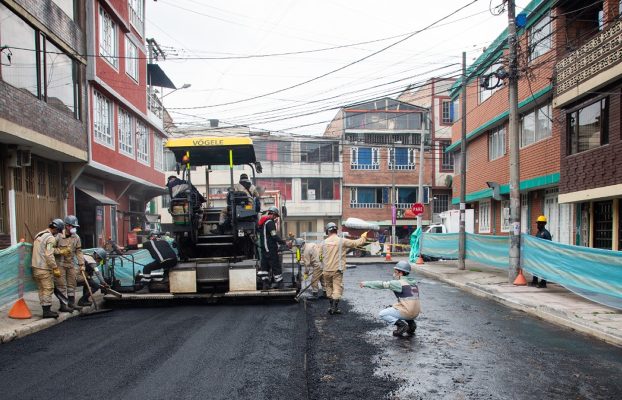 Bogotá supera los 200 mil huecos tapados en los barrios, durante la Alcaldía Galán.