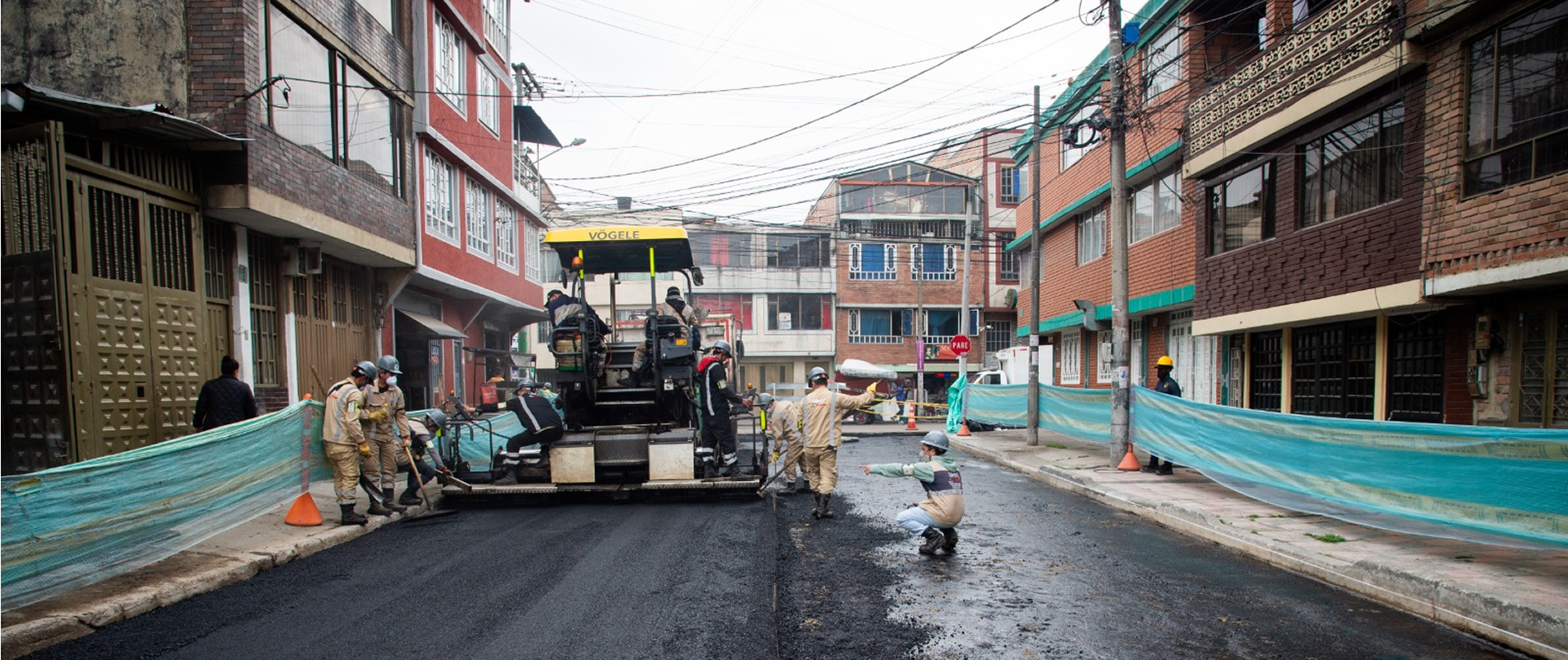 Bogotá supera los 200 mil huecos tapados en los barrios, durante la Alcaldía Galán.