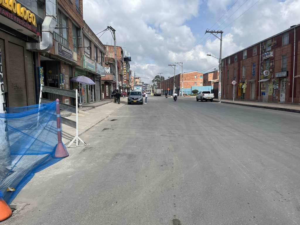 Ahora: Antes: Cll 77 desde Cra 121 hasta Cra 122 Localidad Engativá Barrio: Villas de Alcalá